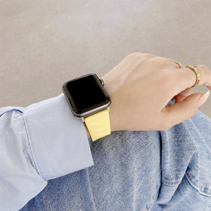 Modern Style Silicone Watch Band For Apple Watch Ultra 49mm / Series 8&7 45mm / SE 2&6&SE&5&4 44mm / 3&2&1 42mm, Style:Silver Buckle(Red)