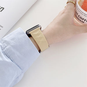 Modern Style Silicone Watch Band For Apple Watch Ultra 49mm / Series 8&7 45mm / SE 2&6&SE&5&4 44mm / 3&2&1 42mm, Style:Silver Buckle(Red)