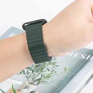 Mutural Liquid Silicone Magnetic Strap Watch Band For Apple Watch Series 8&7 41mm / SE 2&6&SE&5&4 40mm / 3&2&1 38mm(Green)