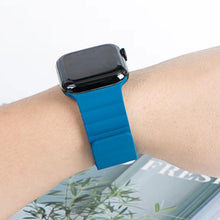 Mutural Liquid Silicone Magnetic Strap Watch Band For Apple Watch Ultra 49mm / Series 8&7 45mm / SE 2&6&SE&5&4 44mm / 3&2&1 42mm(Blue)