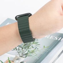 Mutural Liquid Silicone Magnetic Strap Watch Band For Apple Watch Ultra 49mm / Series 8&7 45mm / SE 2&6&SE&5&4 44mm / 3&2&1 42mm(Green)