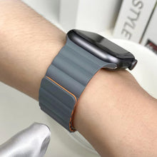 Mutural Moran Series Liquid Silicone Magnetic Strap Watch Band For Apple Watch Series 8&7 41mm / SE 2&6&SE&5&4 40mm / 3&2&1 38mm(Black + Wine Red)