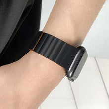Mutural Moran Series Liquid Silicone Magnetic Strap Watch Band For Apple Watch Series 8&7 41mm / SE 2&6&SE&5&4 40mm / 3&2&1 38mm(Black + Wine Red)